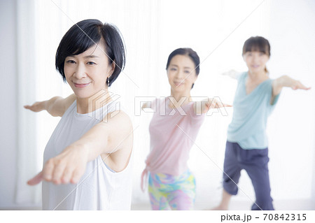ヨガ教室　50代女性 70842315