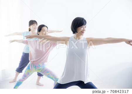 ヨガ教室　50代女性 70842317