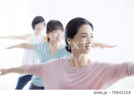 ヨガ教室　50代女性 70842328