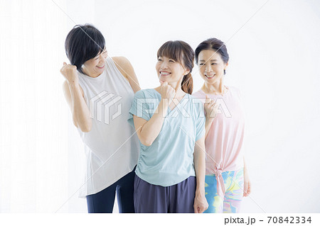 ヨガ教室　50代女性 70842334