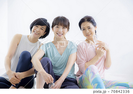 ヨガ教室　50代女性 70842336