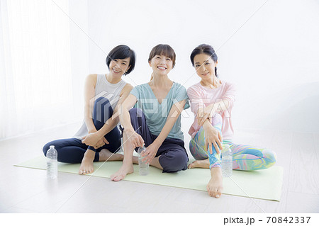 ヨガ教室　50代女性 70842337