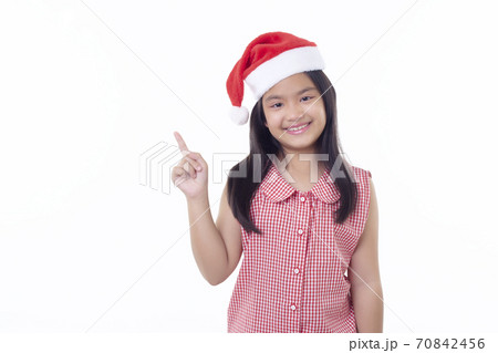 Asian girl wearing Santa hat Pointed to the side 70842456