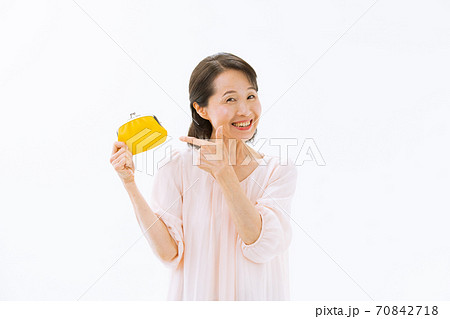 財布を持って喜ぶ女性 70842718