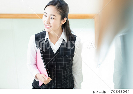 医療 事務員の制服を着ている女性のポートレートの写真素材 医療 事務員の制服を着ている女性のポートレートの写真素材