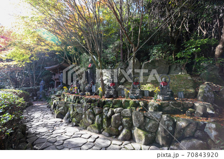 広島県　秋　安芸の宮島　大聖院　地蔵 70843920