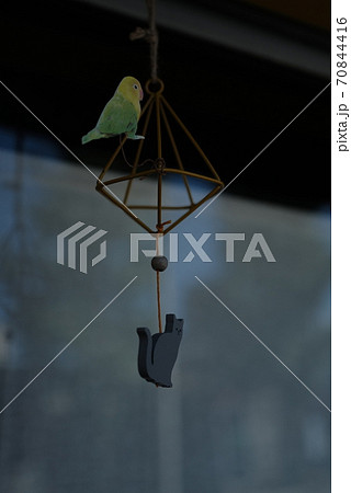 インコの飾りのついた風鈴 70844416