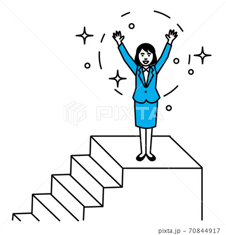 階段の上でバンザイをする女性 70844917