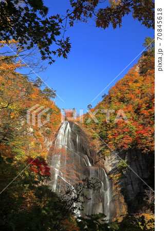 安の滝と紅葉 70845618