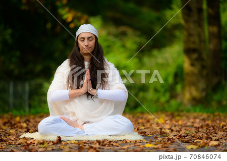 Yoga practice in the autumn park by a girl Yoga practice in the autumn park by a girl 70846074