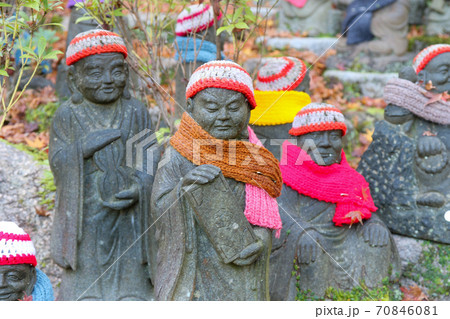 広島県　秋　安芸の宮島　大聖院　五百羅漢 70846081