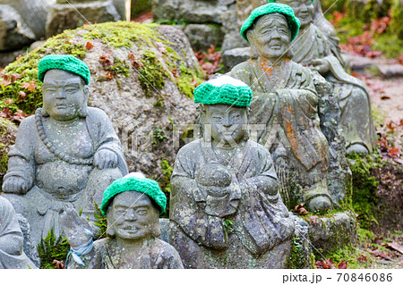 広島県　秋　安芸の宮島　大聖院　五百羅漢 70846086