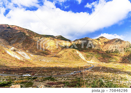 秋の磐梯吾妻スカイラインの風景　紅葉　福島県福島市 70846296