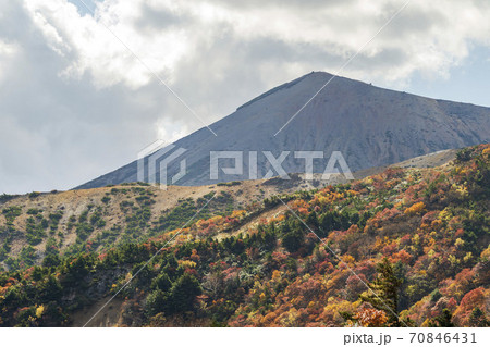 秋の磐梯吾妻スカイラインの風景　紅葉　福島県福島市 70846431