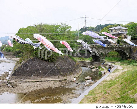 関川で遊び子供たちと岩本橋 熊本県荒尾市 の写真素材