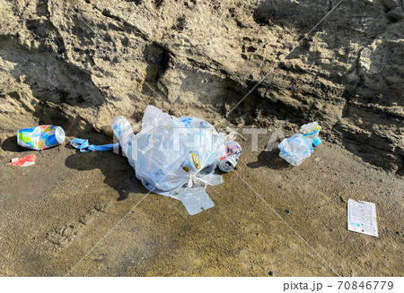 海岸の岩場に置き去りにされたゴミ 海岸の岩場に置き去りにされたゴミ 70846779