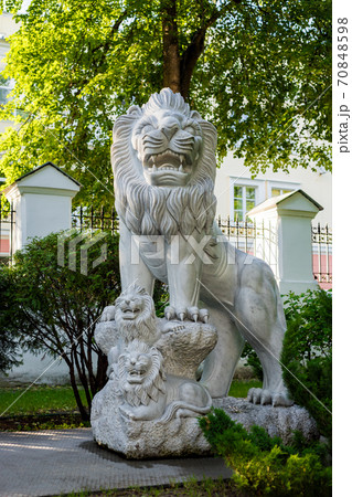 White marble lion statue White marble lion statue 70848598