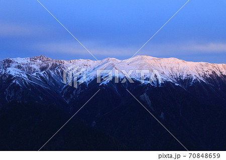 北アルプス燕岳山頂から裏銀座コース稜線を望む　朝陽に映える野口五郎岳 70848659