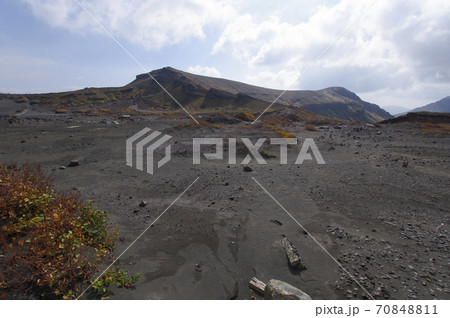 荒涼とした大地が続く阿蘇山の山頂付近 荒涼とした大地が続く阿蘇山の山頂付近 70848811