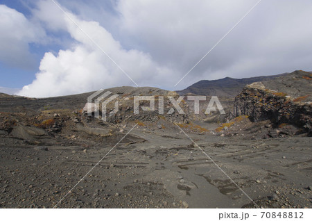 荒涼とした大地が続く阿蘇山の山頂付近 70848812
