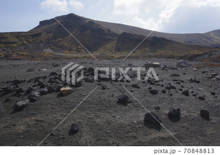 荒涼とした大地が続く阿蘇山の山頂付近 70848813