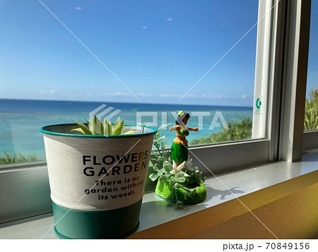 青い海が見えるカフェのカウンター 青い海が見えるカフェのカウンター 70849156