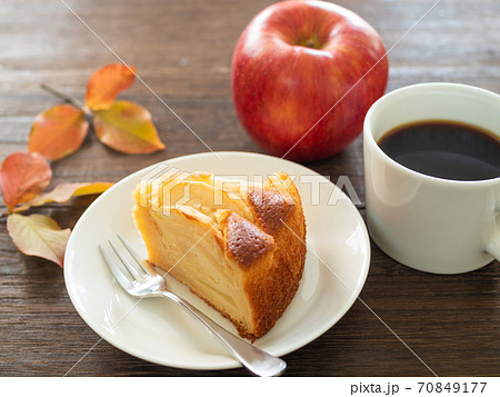 ヨーグルトポムポムとコーヒー、林檎 70849177