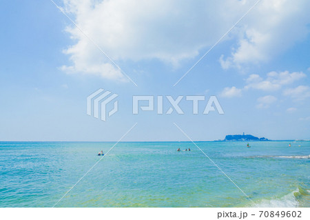 真夏の七里ヶ浜海岸(早朝) 真夏の七里ヶ浜海岸(早朝) 70849602