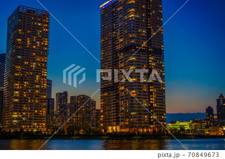 東京都中央区の高層マンション群と夕景 70849673
