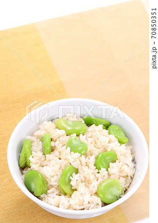 ソラマメご飯　そら豆の緑色がきれい　玄米ご飯　ヘルシー 70850351