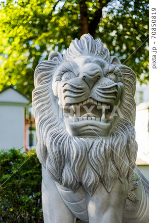 White marble lion statue 70850819