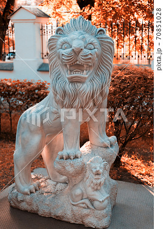 White marble lion statue White marble lion statue 70851028