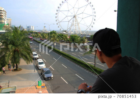 青年とマニラの夕暮（フィリピン） 70851453