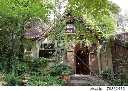 木に囲まれたかわいい建物（ぬくもりの森） 70852476