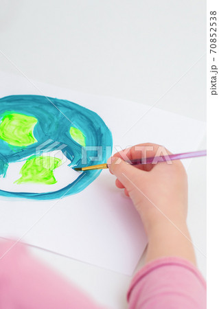 Little girl is drawing earth. 70852538