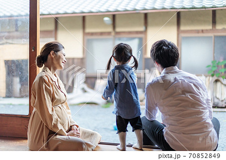 田舎暮らしをする家族が縁側で過ごす 田舎暮らしをする家族が縁側で過ごす 70852849