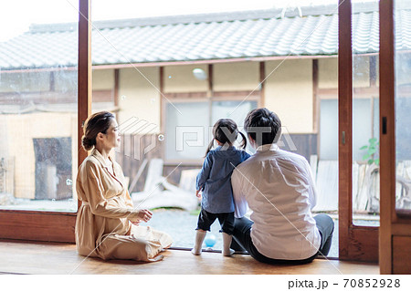 田舎暮らしをする家族が縁側で過ごす 70852928