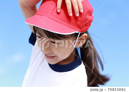 体操服で幼稚園の運動会に参加する女の子 70853091