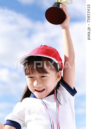 体操服で幼稚園の運動会に参加する女の子 70853410