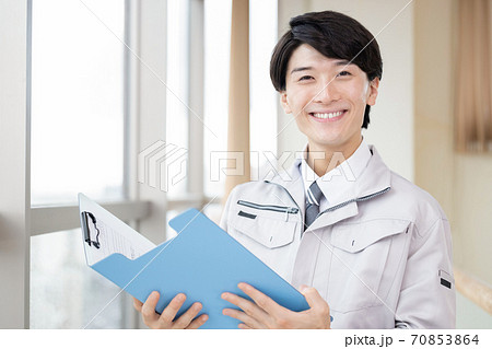 作業服を着ている男性のポートレート 70853864