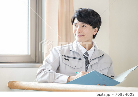 住宅営業　作業服を着ている男性のポートレート　 70854005