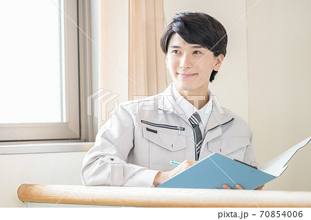 住宅営業　作業服を着ている男性のポートレート　 70854006