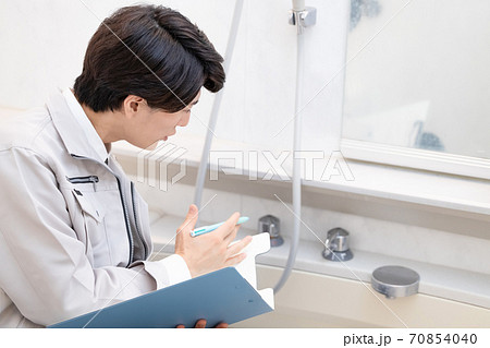 住宅営業 作業服を着ている男性のポートレート 住宅営業 作業服を着ている男性のポートレート 70854040