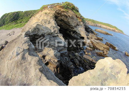 上から見た城ヶ島の馬の背洞門 70854255