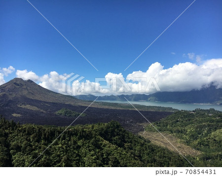 キンタマーニ高原から眺めるバトゥール湖とバトゥール山の写真素材