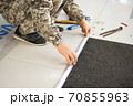 installation of an aluminum threshold 70855963