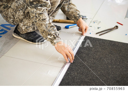 installation of an aluminum threshold installation of an aluminum threshold 70855963