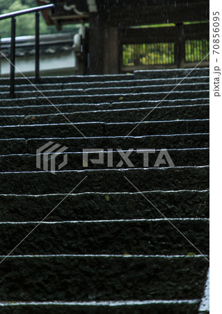 水路閣雨の日 70856095