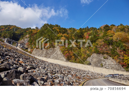 紅葉の時期の七倉ダム 堤体横の長い階段 長野県大町市 紅葉の時期の七倉ダム 堤体横の長い階段 長野県大町市 70856694