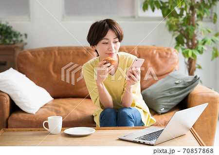 ワーケーションの合間にスウィーツを食べる女性 ワーケーションの合間にスウィーツを食べる女性 70857868